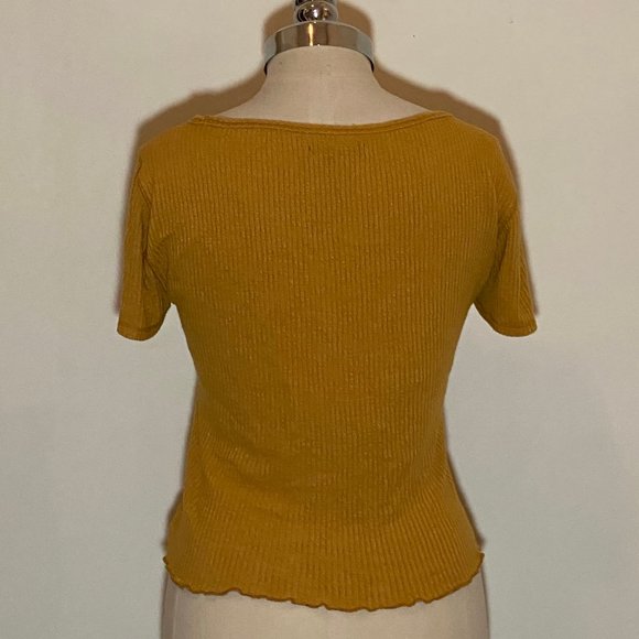 Abercrombie & Fitch - Picture 2 of 3